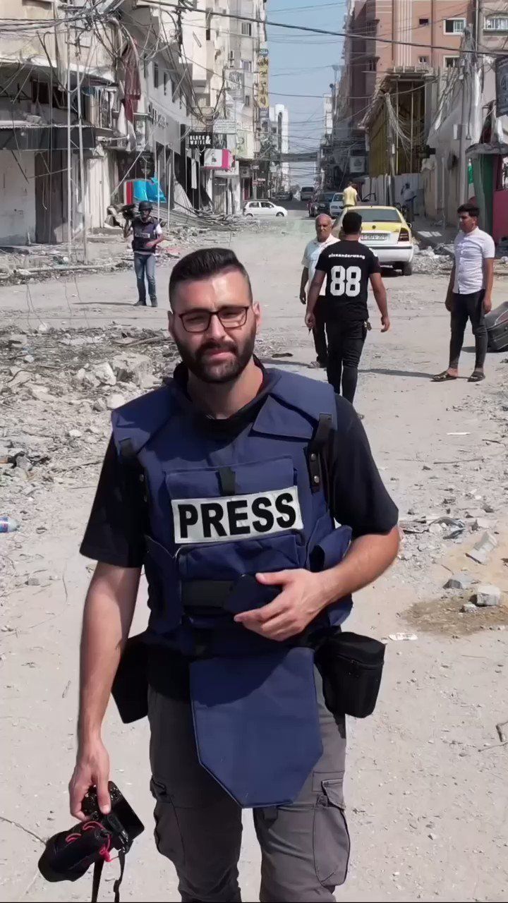 الصحفي معتز العزايزة بقطاع غزة