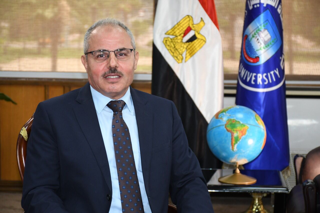 الدكتور ناصر مندور رئيس جامعة قناة السويس
