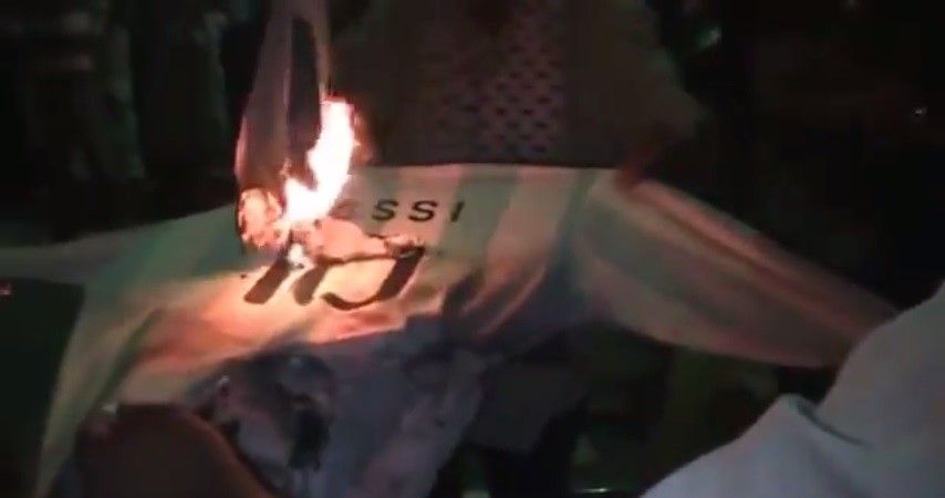 حرق قميص ميسي احتجاجا على مباراتهم مع إسرائيل