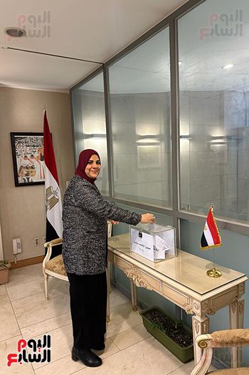 مصرية تدلي بصوتها في سفارة مصر لدى كوريا الجنوبية