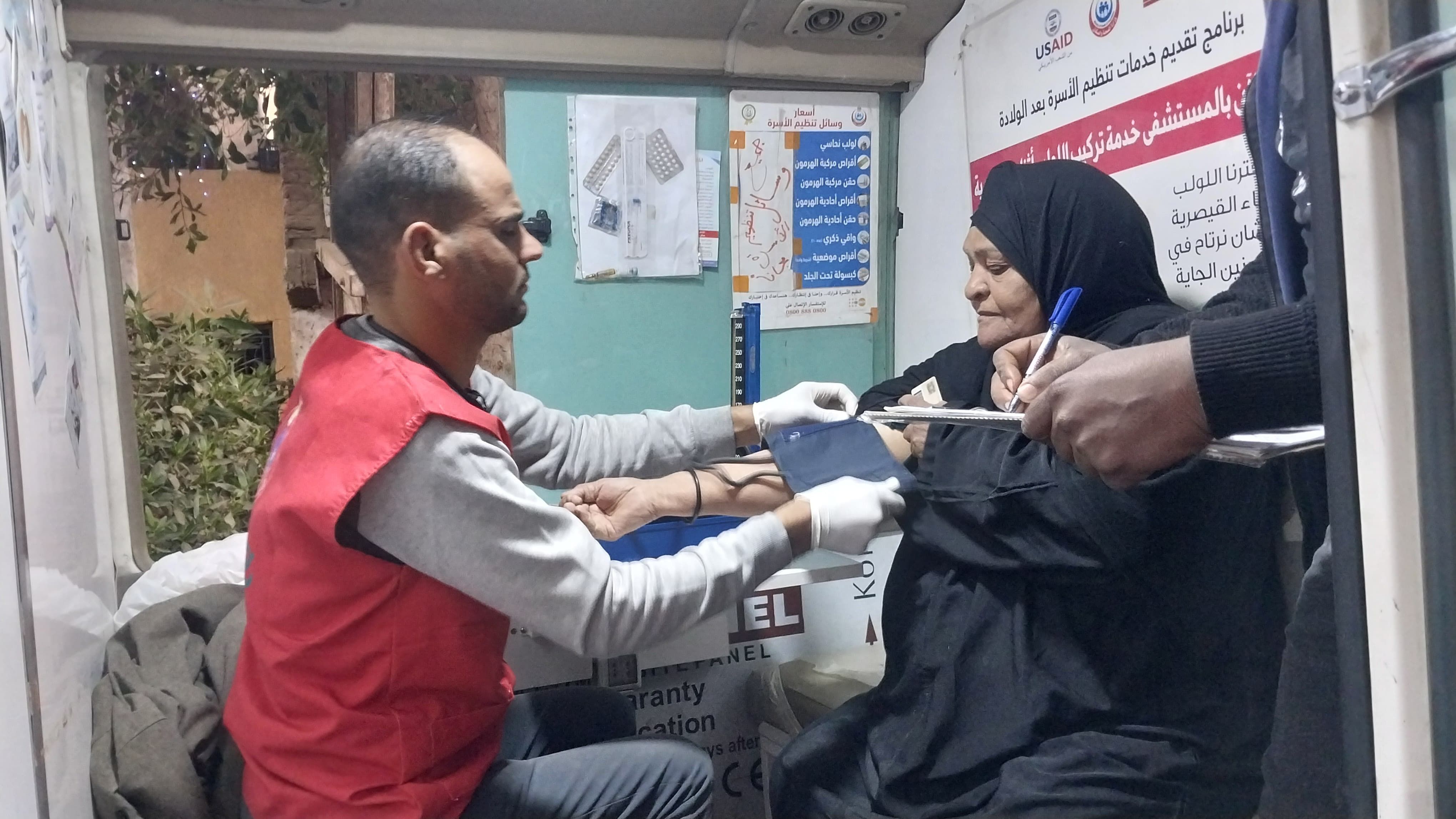 جانب من فحص المواطنين بحملات 100 يوم صحة بالزينية جانب من فحص المواطنين بحملات 100 يوم صحة بالزينية