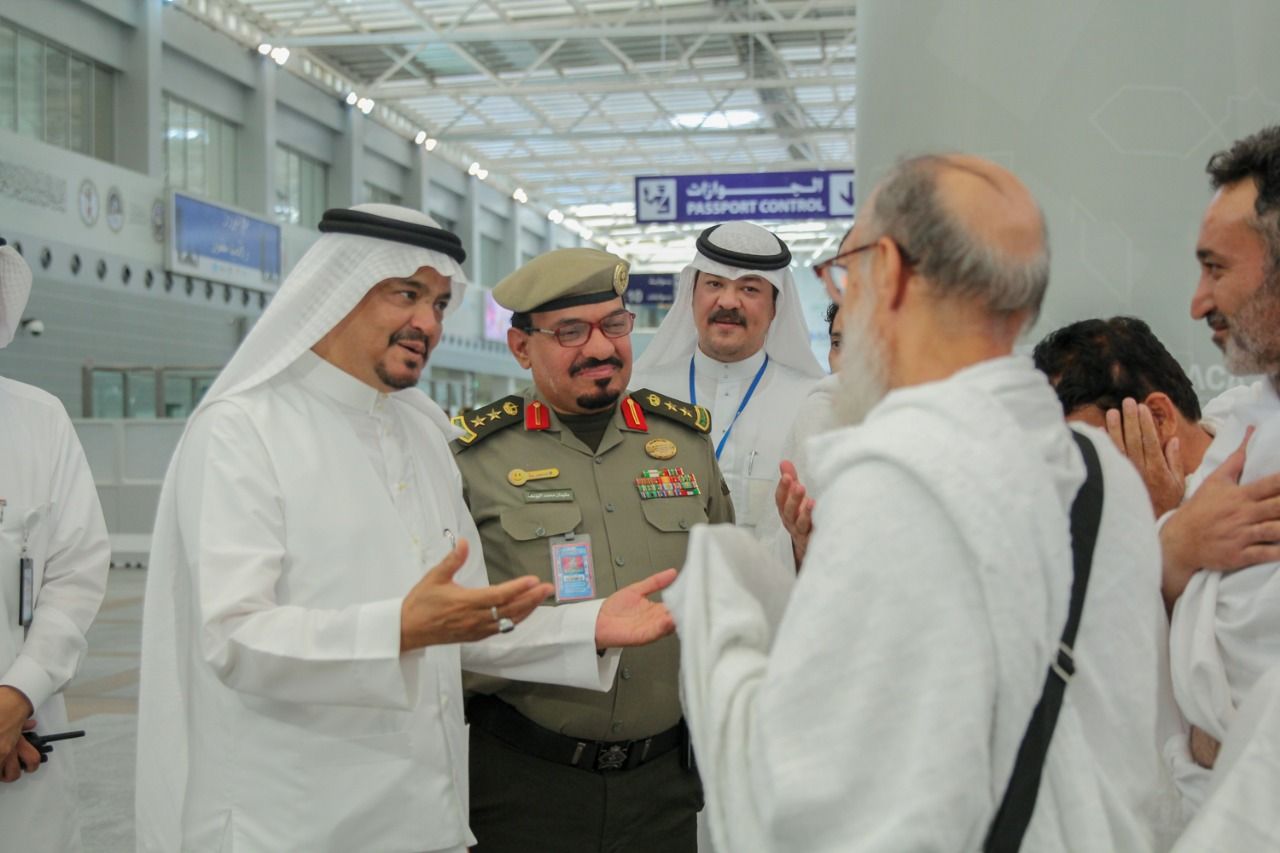 صور.. وصول أولى رحلات الحجاج القادمين إلى المملكة ووزير الحج في استقبالهم