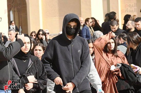 حزن كبير بين الحضور اثناء الجنازة (2) حزن كبير بين الحضور اثناء الجنازة (2)