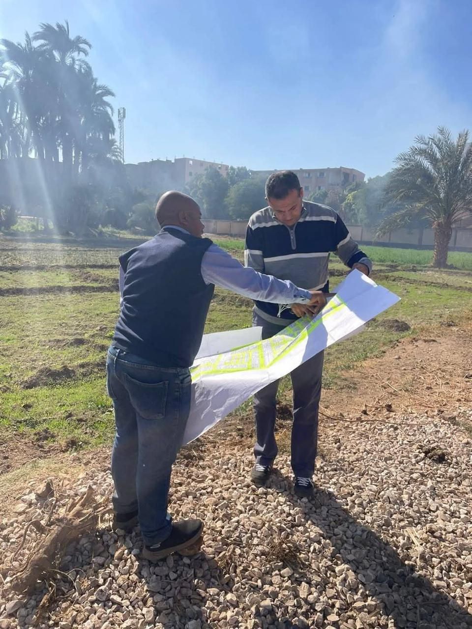 رئيس مدينة الأقصر ومدير المتابعة خلال حل ازمات المنطقة رئيس مدينة الأقصر ومدير المتابعة خلال حل ازمات المنطقة
