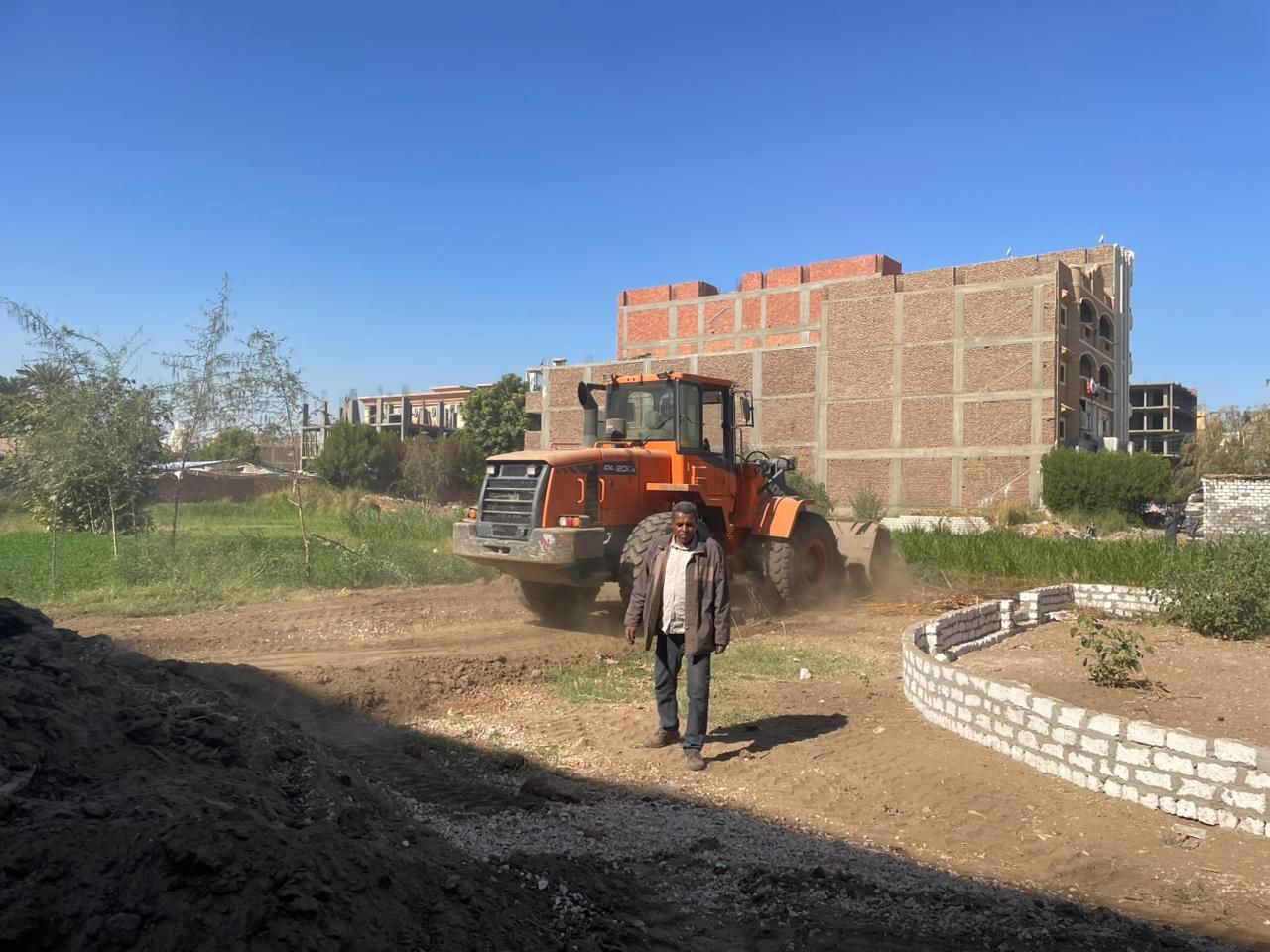 إزالة تعديات على عدد من الطرق المتفرعة بمنطقة حوض 18 بمدينة الأقصر إزالة تعديات على عدد من الطرق المتفرعة بمنطقة حوض 18 بمدينة الأقصر