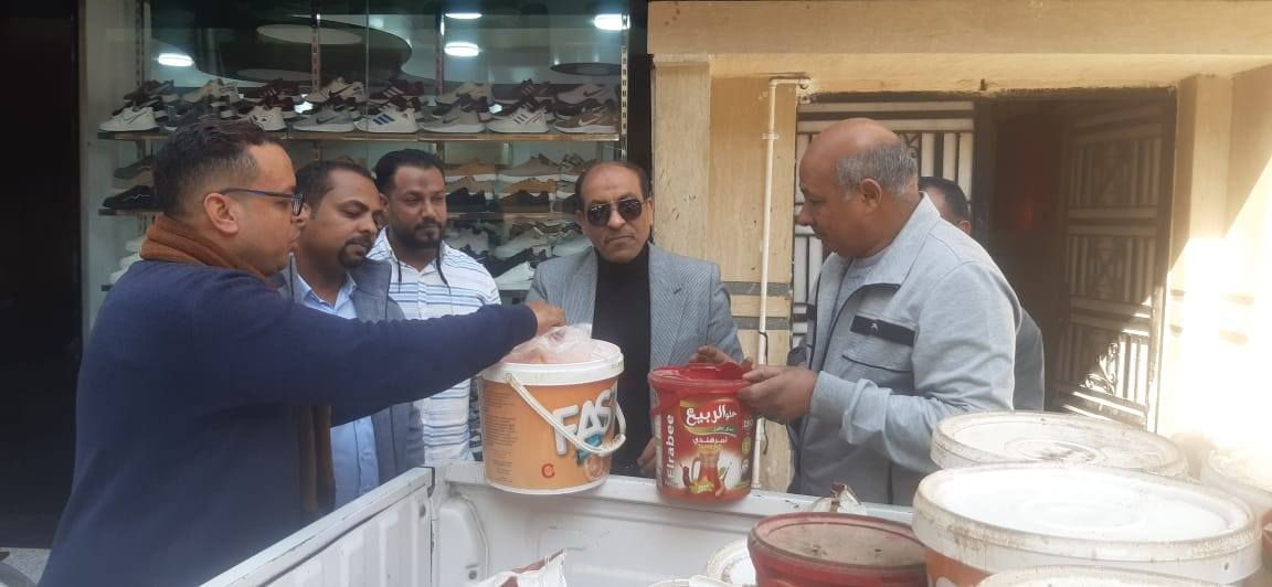 ضبط نصف طن سلع غذائية منتهية الصلاحية قبل طرحها بالأسواق ضبط نصف طن سلع غذائية منتهية الصلاحية قبل طرحها بالأسواق