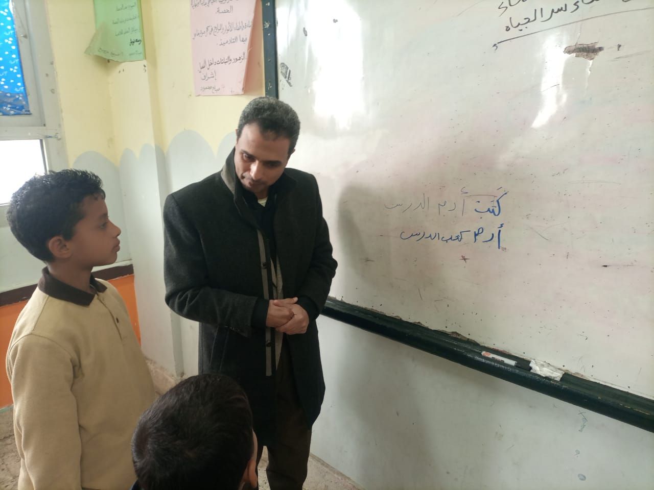 وكيل التعليم يناقس الطلاب فيما درسوه وكيل التعليم يناقس الطلاب فيما درسوه