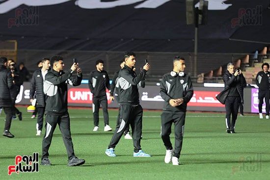لاعبى الزمالك يلتقطون صور للجمهور لاعبى الزمالك يلتقطون صور للجمهور