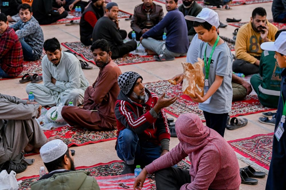 أطفال الباحة يشاركون بالأعمال التطوعية في رمضان - واس