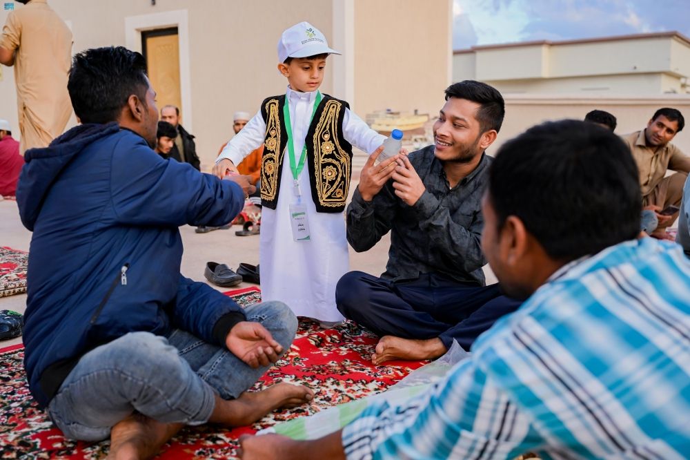أطفال الباحة يشاركون بالأعمال التطوعية في رمضان - واس