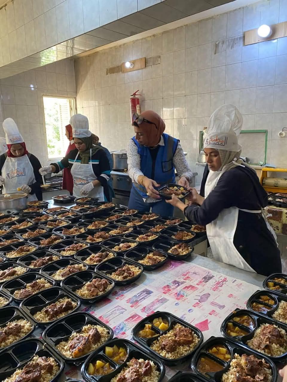 حياة كريمة توزع صناديق الحماية الاجتماعية ووجبات الإفطار في مختلف أحياء الإسكندرية (1) حياة كريمة توزع صناديق الحماية الاجتماعية ووجبات الإفطار في مختلف أحياء الإسكندرية (1)