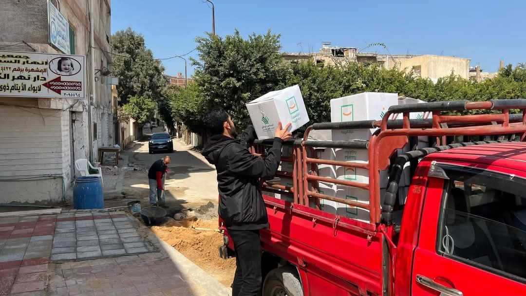 حياة كريمة توزع صناديق الحماية الاجتماعية ووجبات الإفطار في مختلف أحياء الإسكندرية (2) حياة كريمة توزع صناديق الحماية الاجتماعية ووجبات الإفطار في مختلف أحياء الإسكندرية (2)