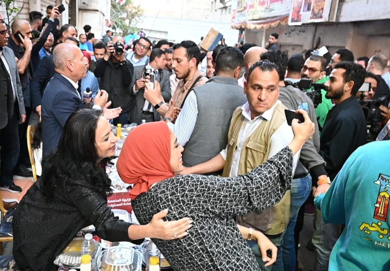 وزيرة التضامن فى حفل إفطار المطرية (2) وزيرة التضامن فى حفل إفطار المطرية (2)