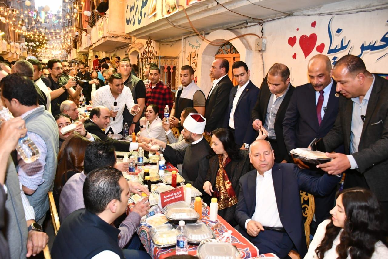 وزير الاوقاف يشارك فى حفل افطار المطرية (1) وزير الاوقاف يشارك فى حفل افطار المطرية (1)