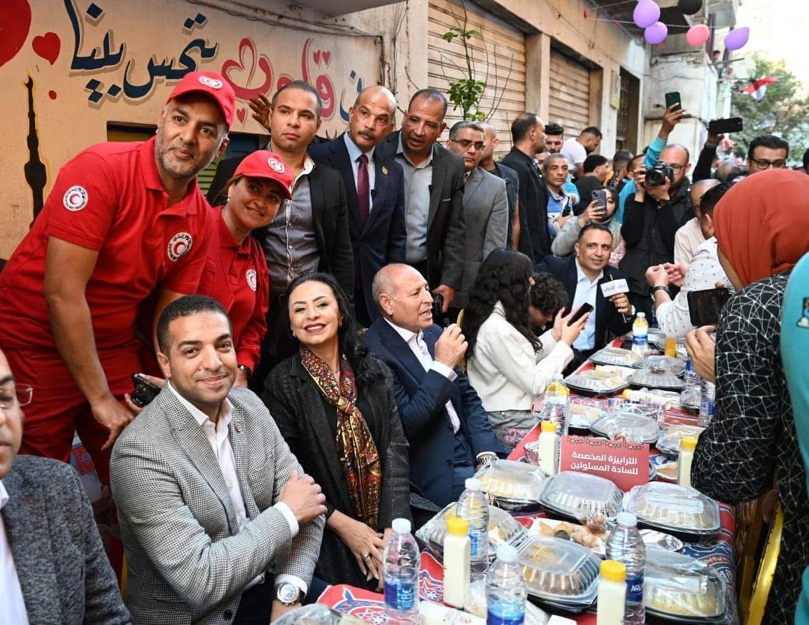 وزيرة التضامن فى حفل إفطار المطرية (1) وزيرة التضامن فى حفل إفطار المطرية (1)
