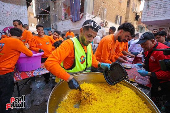 تجهيز الطعام خلال حفل إفطار المطرية تجهيز الطعام خلال حفل إفطار المطرية