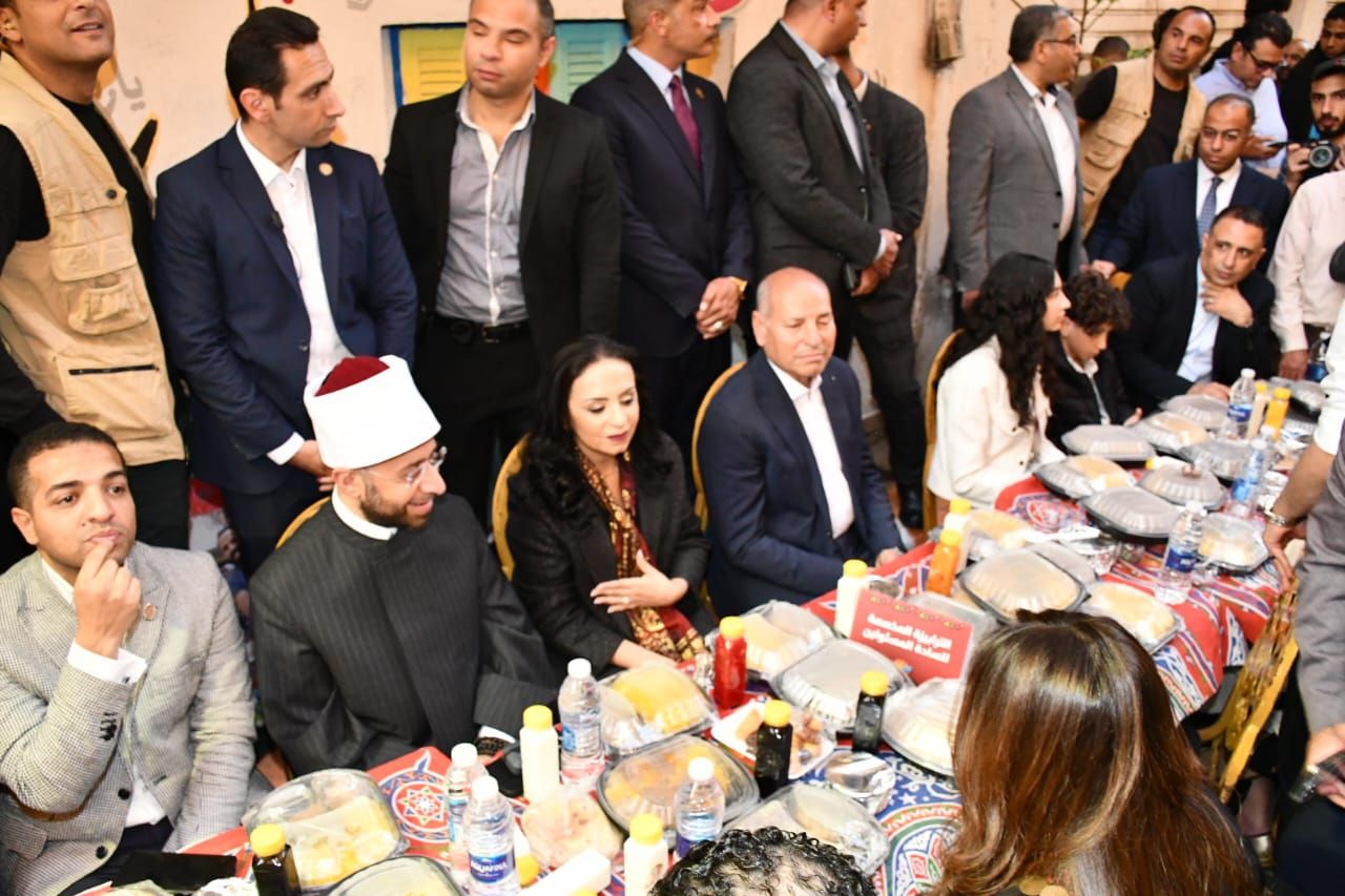 وزير الاوقاف يشارك فى حفل افطار المطرية (2) وزير الاوقاف يشارك فى حفل افطار المطرية (2)
