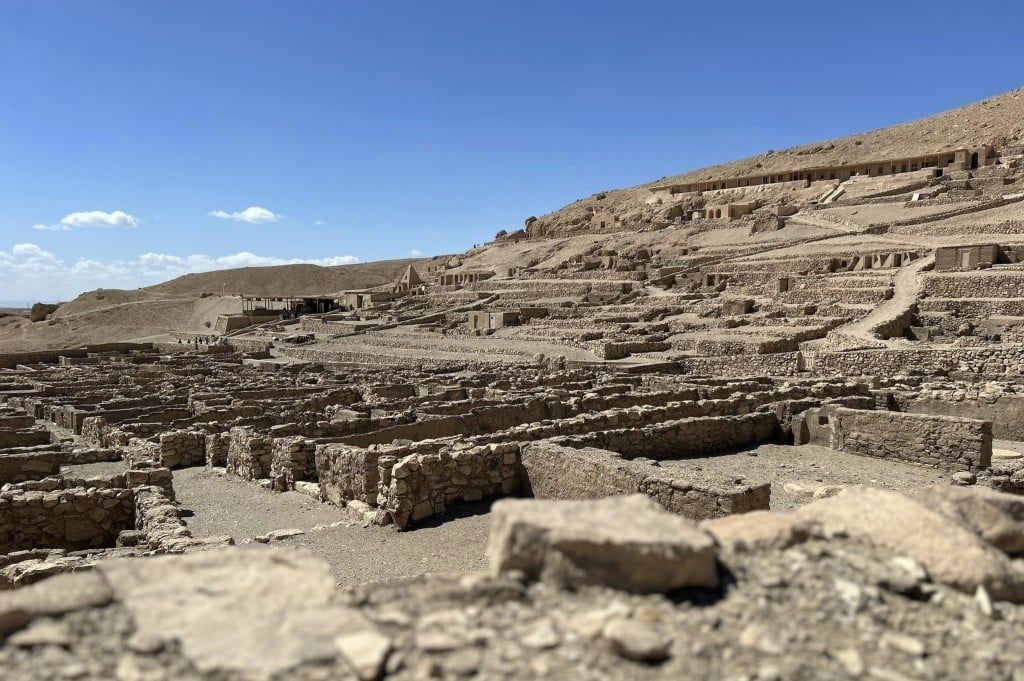 الدير أقدم مقر لتجمع عمال مقابر ومعابد البر الغربى فى الأقصر الدير أقدم مقر لتجمع عمال مقابر ومعابد البر الغربى فى الأقصر