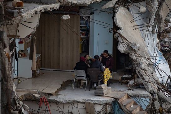 جمع مئات الفلسطينيين، الخميس، لتناول إفطار جماعي في مدينة غزة، على طاولات مؤقتة طويلة وبين أنقاض منازلهم المدمرة (4) جمع مئات الفلسطينيين، الخميس، لتناول إفطار جماعي في مدينة غزة، على طاولات مؤقتة طويلة وبين أنقاض منازلهم المدمرة (4)