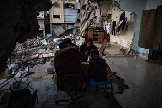 جمع مئات الفلسطينيين، الخميس، لتناول إفطار جماعي في مدينة غزة، على طاولات مؤقتة طويلة وبين أنقاض منازلهم المدمرة (10) جمع مئات الفلسطينيين، الخميس، لتناول إفطار جماعي في مدينة غزة، على طاولات مؤقتة طويلة وبين أنقاض منازلهم المدمرة (10)