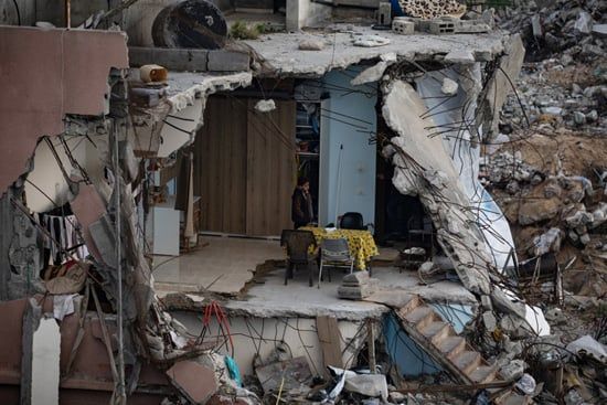 جمع مئات الفلسطينيين، الخميس، لتناول إفطار جماعي في مدينة غزة، على طاولات مؤقتة طويلة وبين أنقاض منازلهم المدمرة (3) جمع مئات الفلسطينيين، الخميس، لتناول إفطار جماعي في مدينة غزة، على طاولات مؤقتة طويلة وبين أنقاض منازلهم المدمرة (3)
