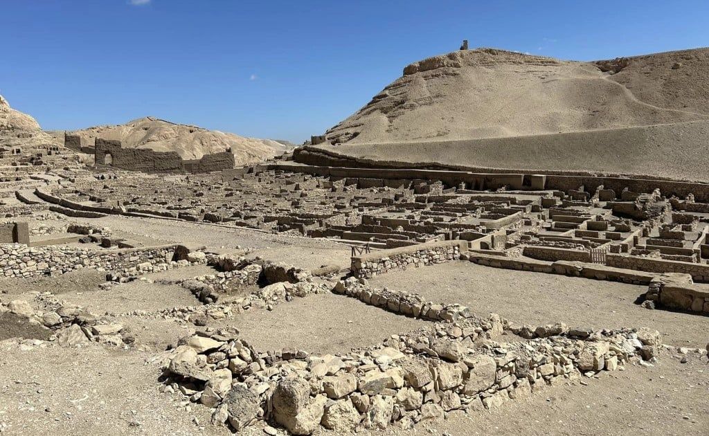 الموقع مفتوح لزيارات السياح ويرصد حياة عمال الفراعنة الموقع مفتوح لزيارات السياح ويرصد حياة عمال الفراعنة