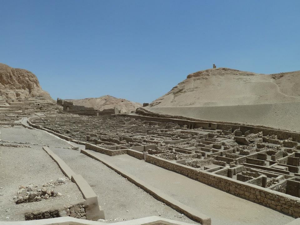 المدينة جمعت الحرفيين الفراعنة من الأسرة 18 للأسرة 20 الفرعونية المدينة جمعت الحرفيين الفراعنة من الأسرة 18 للأسرة 20 الفرعونية