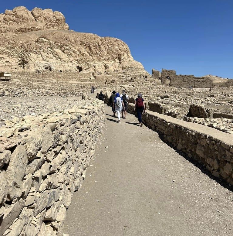 زيارة السياح لدير المدينة غرب الأقصر زيارة السياح لدير المدينة غرب الأقصر