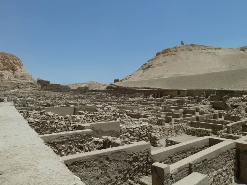 قصة دير المدينة أقدم موقع لمدينة عمالية في تاريخ مصر القديم قصة دير المدينة أقدم موقع لمدينة عمالية في تاريخ مصر القديم