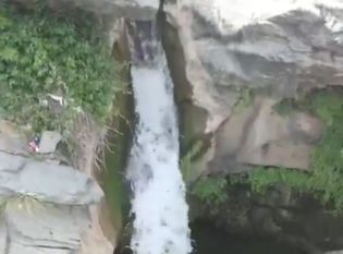لقطات جمالية لتدفق شلال الحمدة بالباحة