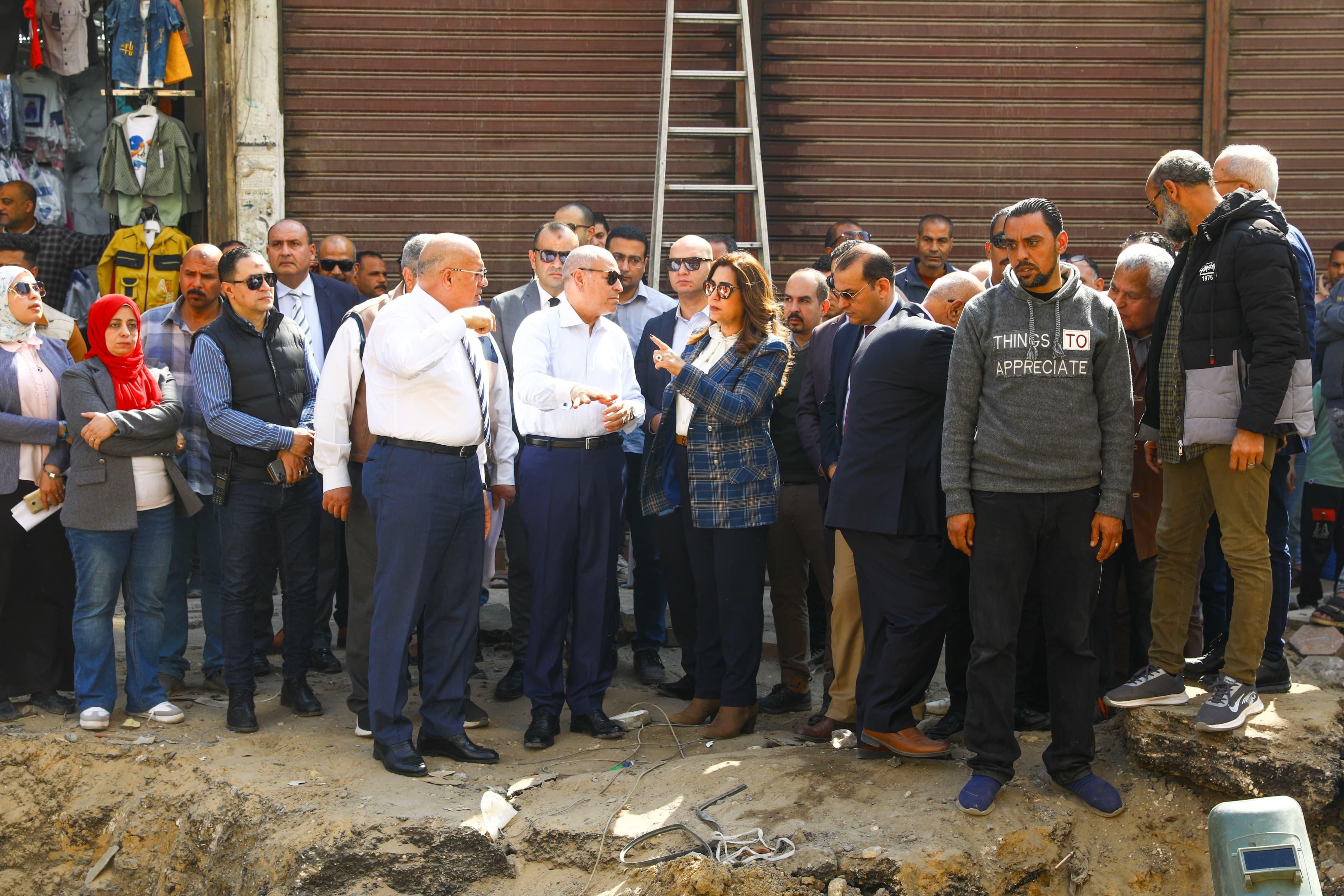 وزيرة التنمية المحلية ومحافظ القاهرة يتفقدان بدء أعمال تنفيذ المرحلة الأولى من تطوير سوق العتبة بالموسكي وزيرة التنمية المحلية ومحافظ القاهرة يتفقدان بدء أعمال تنفيذ المرحلة الأولى من تطوير سوق العتبة بالموسكي