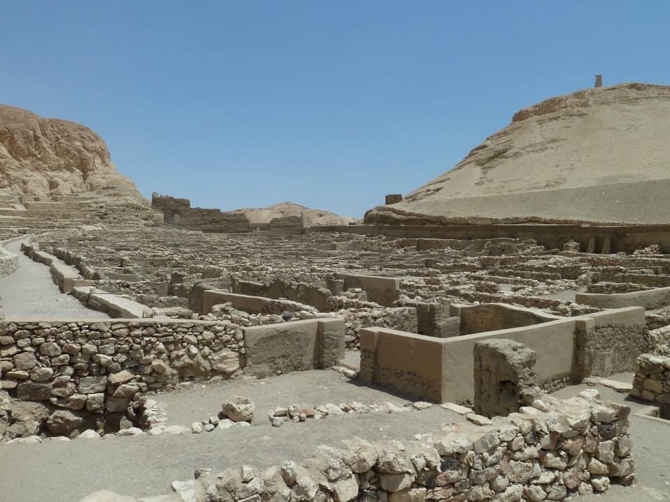 المدينة جمعت الحرفيين من الأسرة 18 للأسرة 20 الفرعونية المدينة جمعت الحرفيين من الأسرة 18 للأسرة 20 الفرعونية