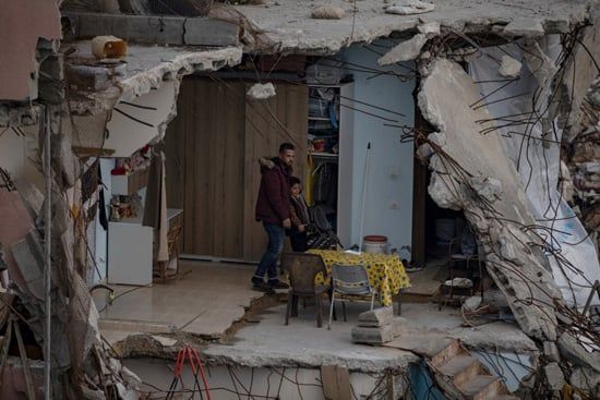 جمع مئات الفلسطينيين، الخميس، لتناول إفطار جماعي في مدينة غزة، على طاولات مؤقتة طويلة وبين أنقاض منازلهم المدمرة (2)