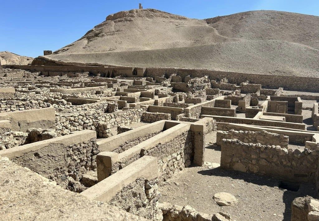 مبانى مميزة لمنازل عمال الفراعنة بالأقصر مبانى مميزة لمنازل عمال الفراعنة بالأقصر