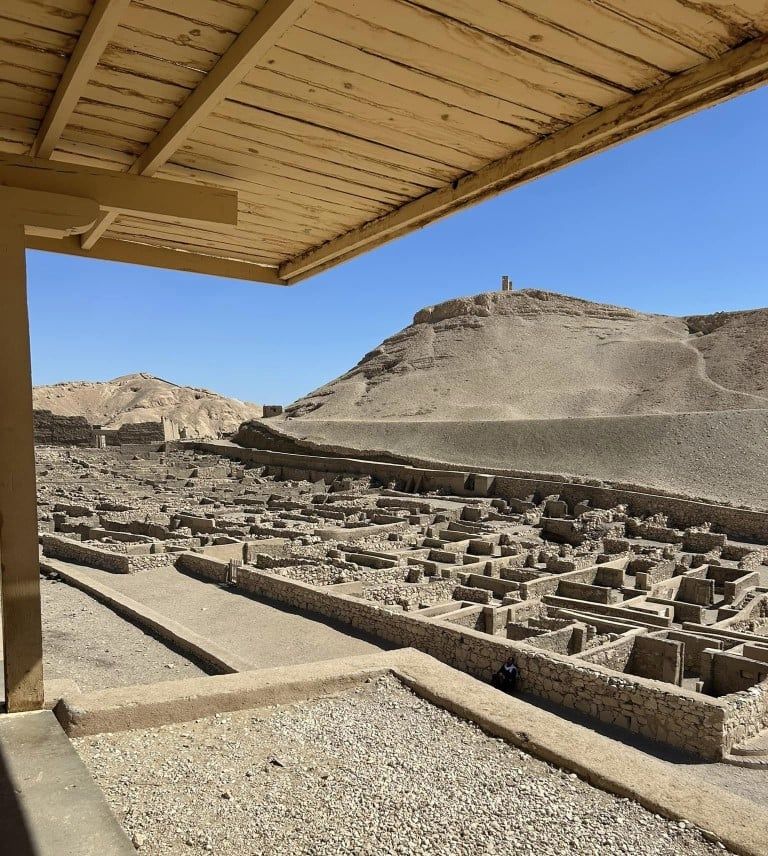 الدير رصد حياة عمال عاشوا خلال الحقبة من الأسرة 18 حتى الأسرة 20 الدير رصد حياة عمال عاشوا خلال الحقبة من الأسرة 18 حتى الأسرة 20