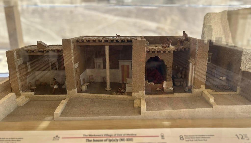 تصميم مصغر لمنازل العمال فى دير المدينة تصميم مصغر لمنازل العمال فى دير المدينة