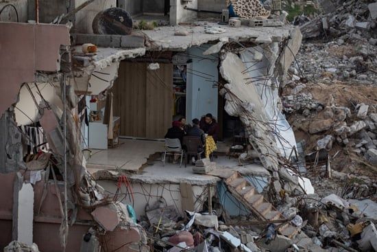 جمع مئات الفلسطينيين، الخميس، لتناول إفطار جماعي في مدينة غزة، على طاولات مؤقتة طويلة وبين أنقاض منازلهم المدمرة (6) جمع مئات الفلسطينيين، الخميس، لتناول إفطار جماعي في مدينة غزة، على طاولات مؤقتة طويلة وبين أنقاض منازلهم المدمرة (6)