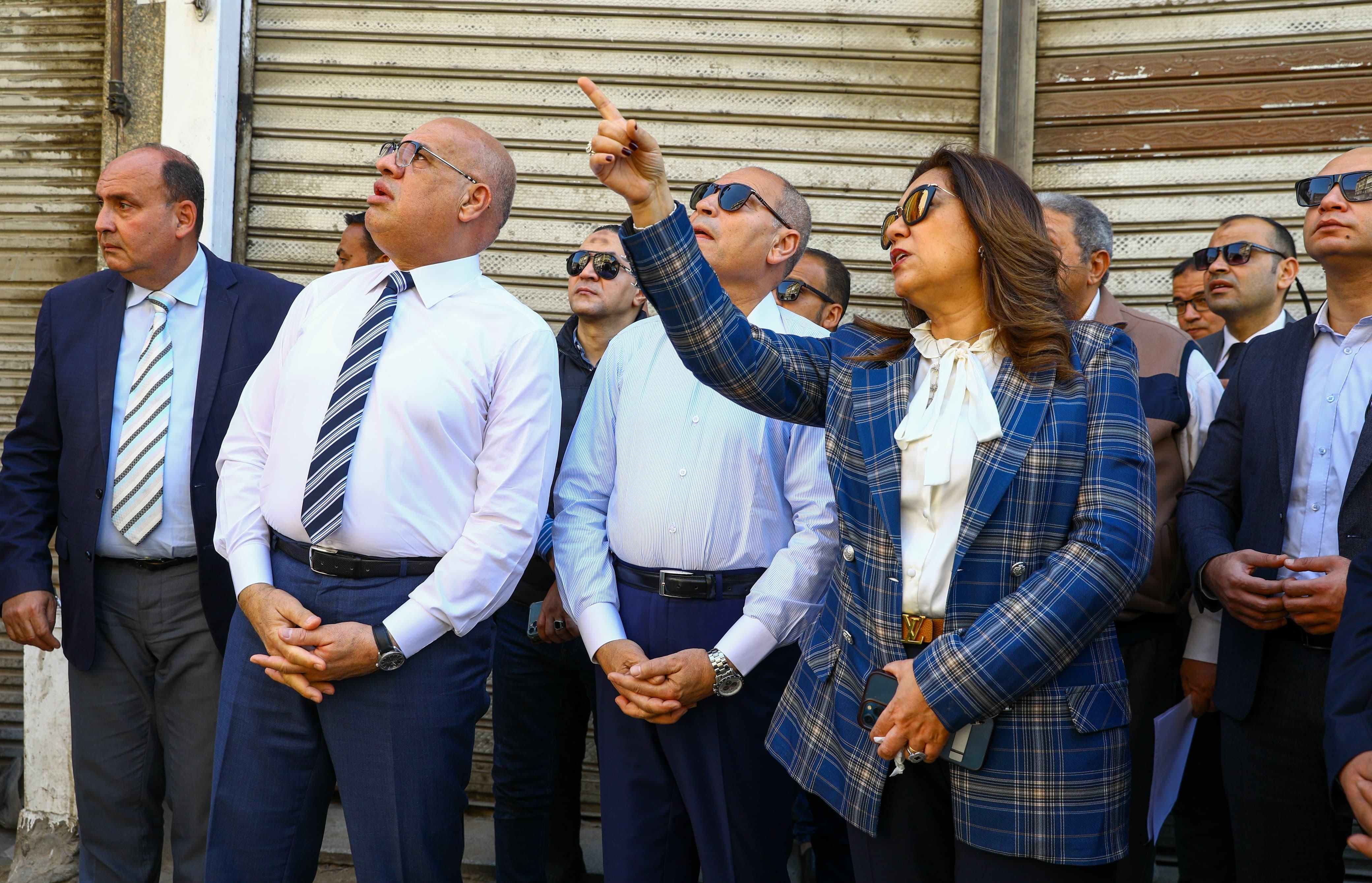 وزيرة التنمية المحلية ومحافظ القاهرة خلال الجولة وزيرة التنمية المحلية ومحافظ القاهرة خلال الجولة