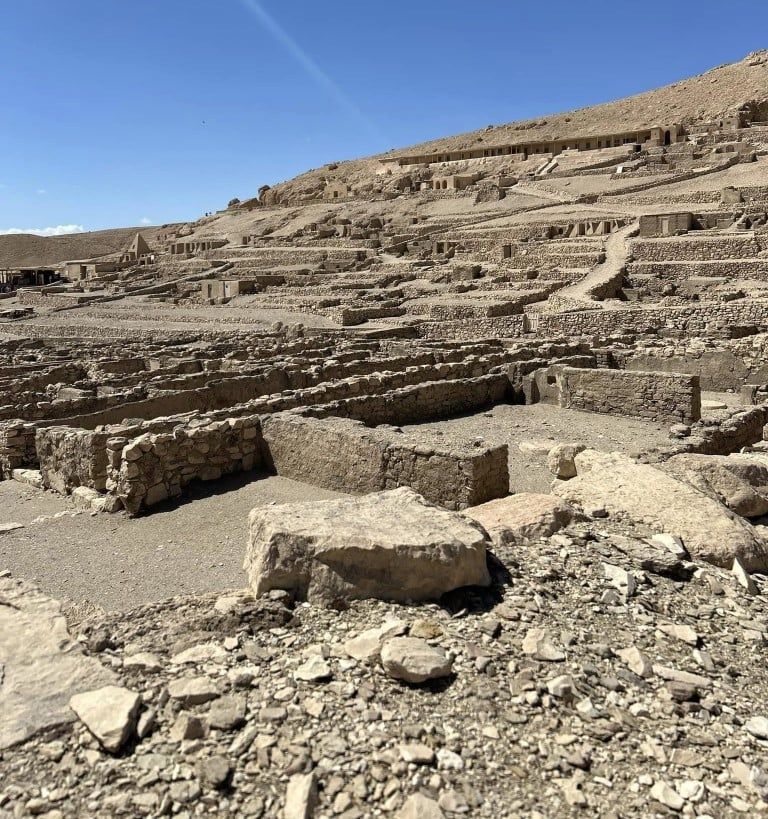 موقع دير المدينة بجبل القرنة موقع دير المدينة بجبل القرنة