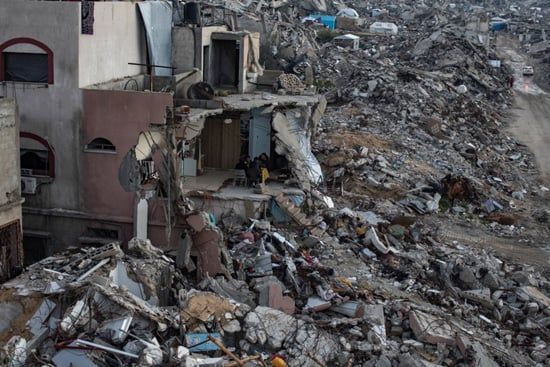 جمع مئات الفلسطينيين، الخميس، لتناول إفطار جماعي في مدينة غزة، على طاولات مؤقتة طويلة وبين أنقاض منازلهم المدمرة (5) جمع مئات الفلسطينيين، الخميس، لتناول إفطار جماعي في مدينة غزة، على طاولات مؤقتة طويلة وبين أنقاض منازلهم المدمرة (5)