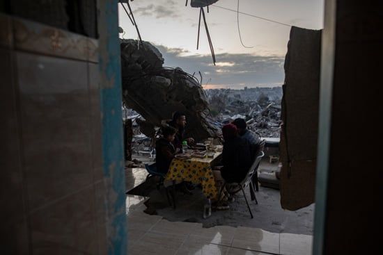 جمع مئات الفلسطينيين، الخميس، لتناول إفطار جماعي في مدينة غزة، على طاولات مؤقتة طويلة وبين أنقاض منازلهم المدمرة (8) جمع مئات الفلسطينيين، الخميس، لتناول إفطار جماعي في مدينة غزة، على طاولات مؤقتة طويلة وبين أنقاض منازلهم المدمرة (8)