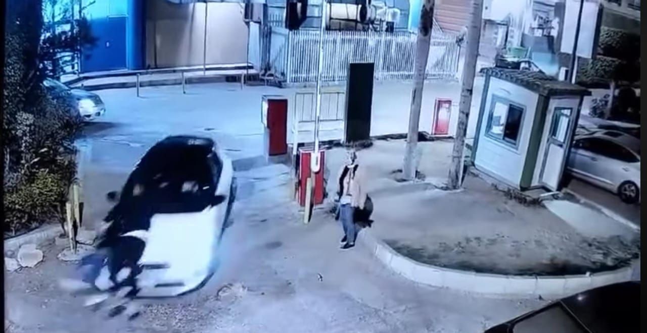 سيارة تصدم اب ونجله في سموحه الاسكندريه سيارة تصدم اب ونجله في سموحه الاسكندريه