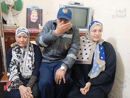 الابن-يبكى-بجوار-والدته الابن-يبكى-بجوار-والدته