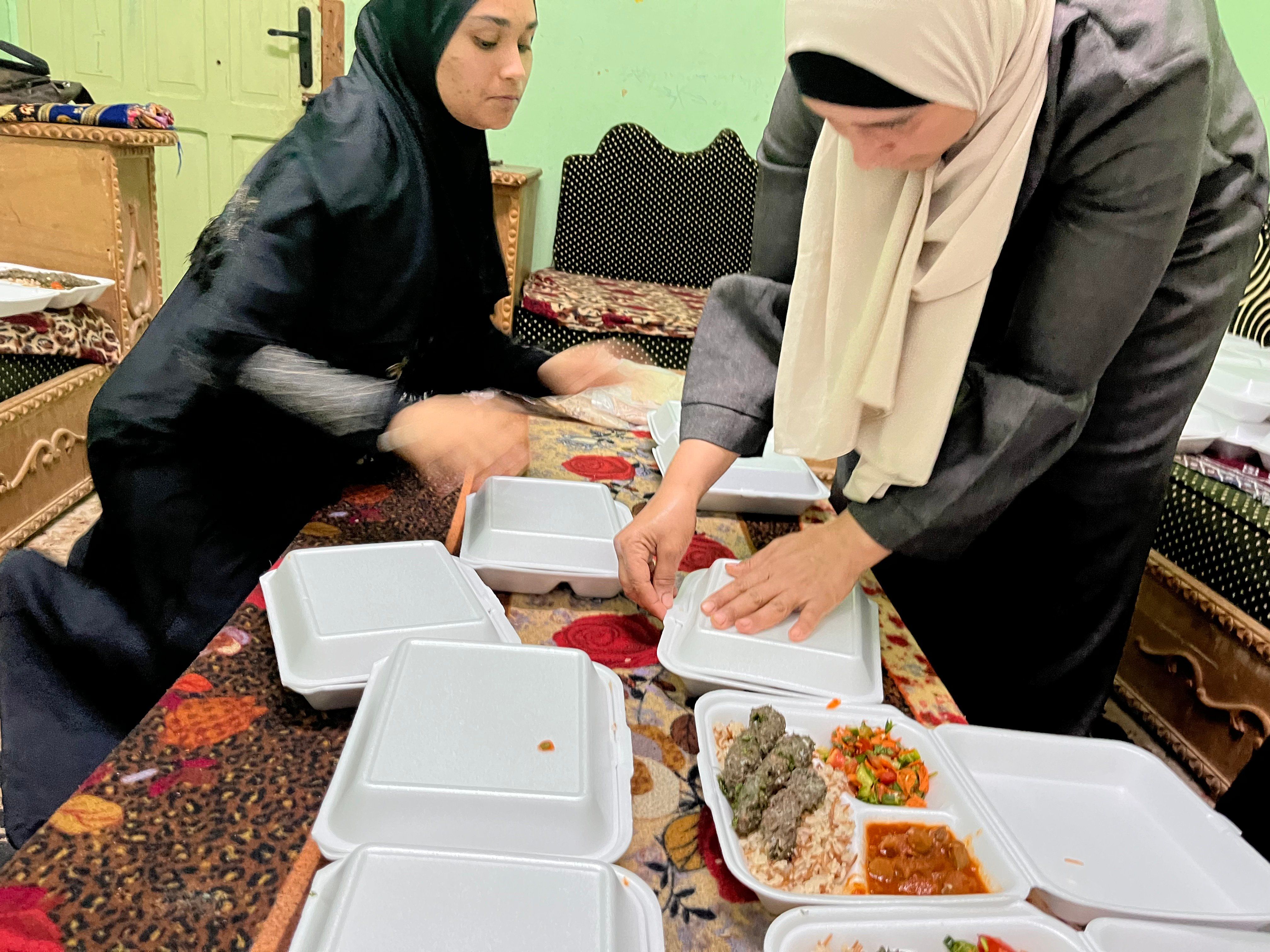 اثناء عملهم في الطبخ واعداد الوجبات اثناء عملهم في الطبخ واعداد الوجبات
