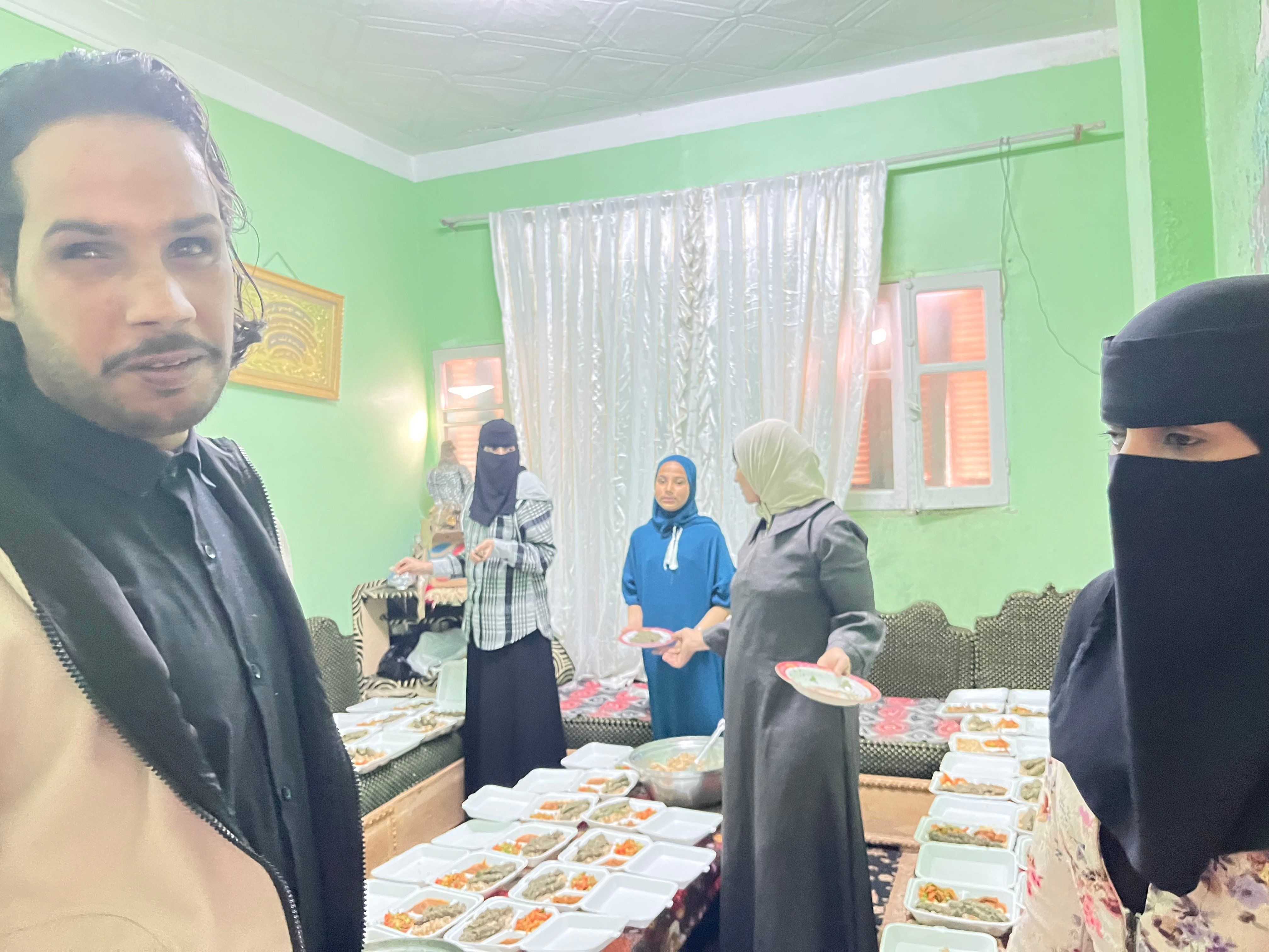 فريق العمل يقوم بالتجهيز فريق العمل يقوم بالتجهيز