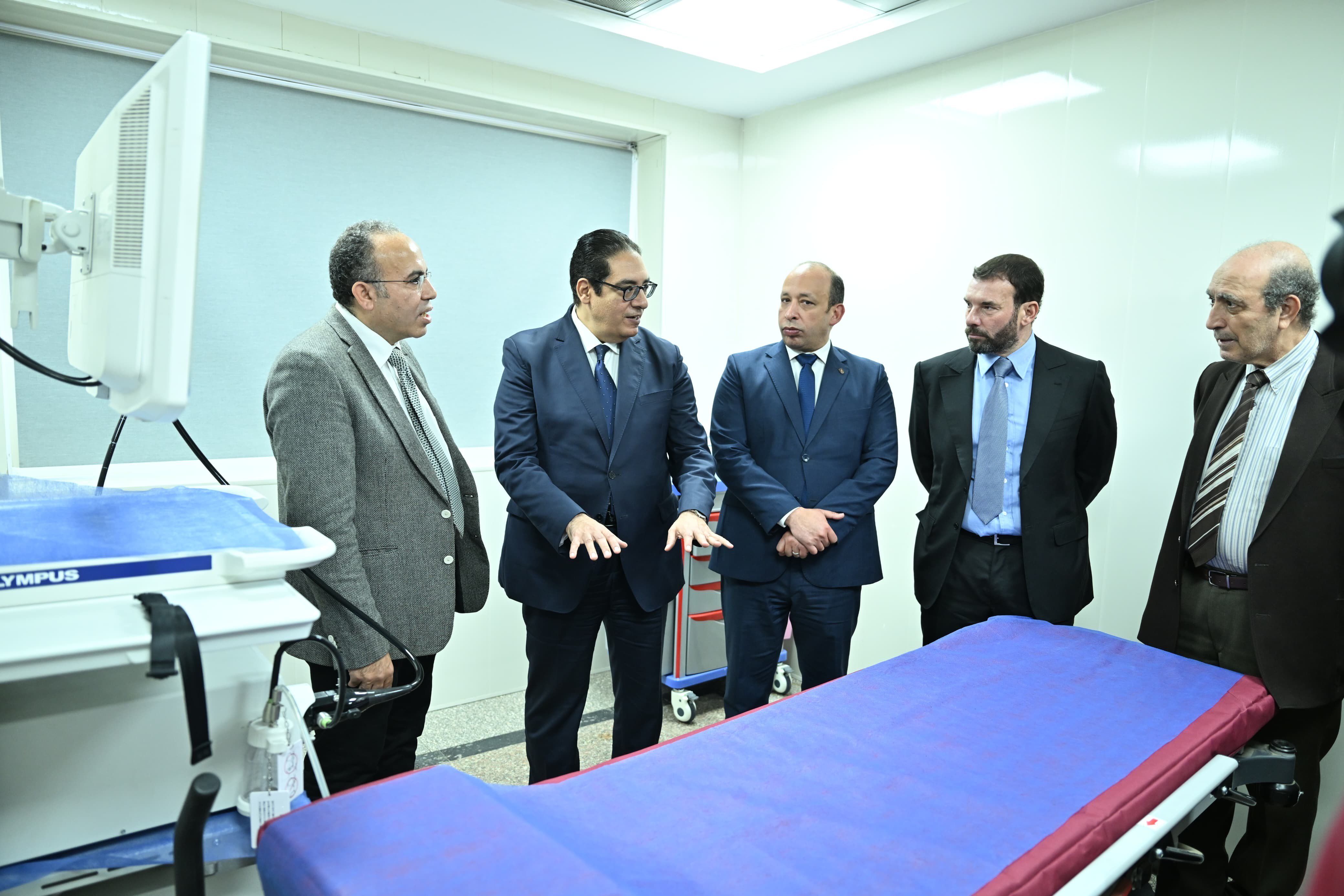 رئيس جامعة القاهرة يتفقد تطوير وحدة مناظير الجهاز الهضمي والكبد بمستشفي الأمراض الباطنة رئيس جامعة القاهرة يتفقد تطوير وحدة مناظير الجهاز الهضمي والكبد بمستشفي الأمراض الباطنة