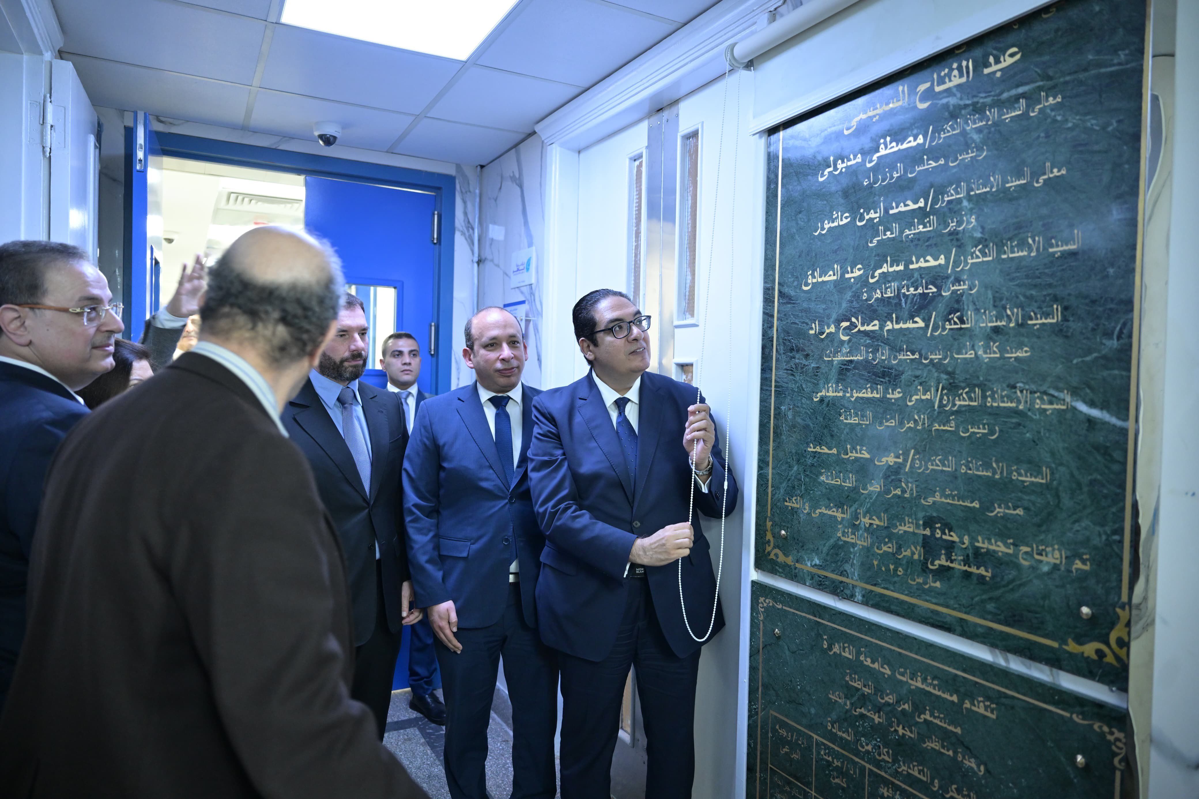 رئيس جامعة القاهرة يفتتح تجديد وتطوير وحدة مناظير الجهاز الهضمي والكبد رئيس جامعة القاهرة يفتتح تجديد وتطوير وحدة مناظير الجهاز الهضمي والكبد