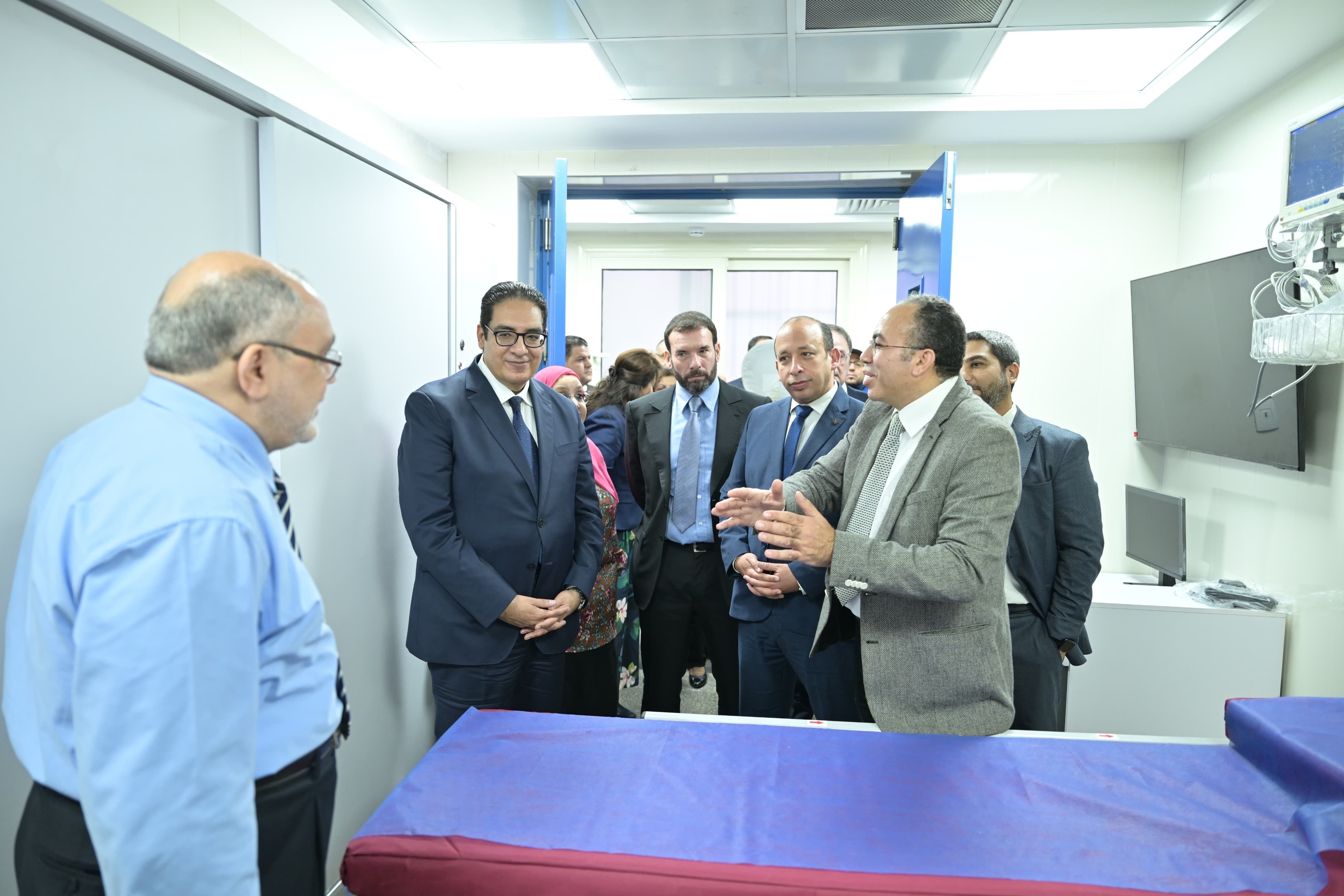 رئيس جامعة القاهرة يتفقد وحدة مناظير الجهاز الهضمي والكبد بمستشفي الأمراض الباطنة بقصر العيني رئيس جامعة القاهرة يتفقد وحدة مناظير الجهاز الهضمي والكبد بمستشفي الأمراض الباطنة بقصر العيني