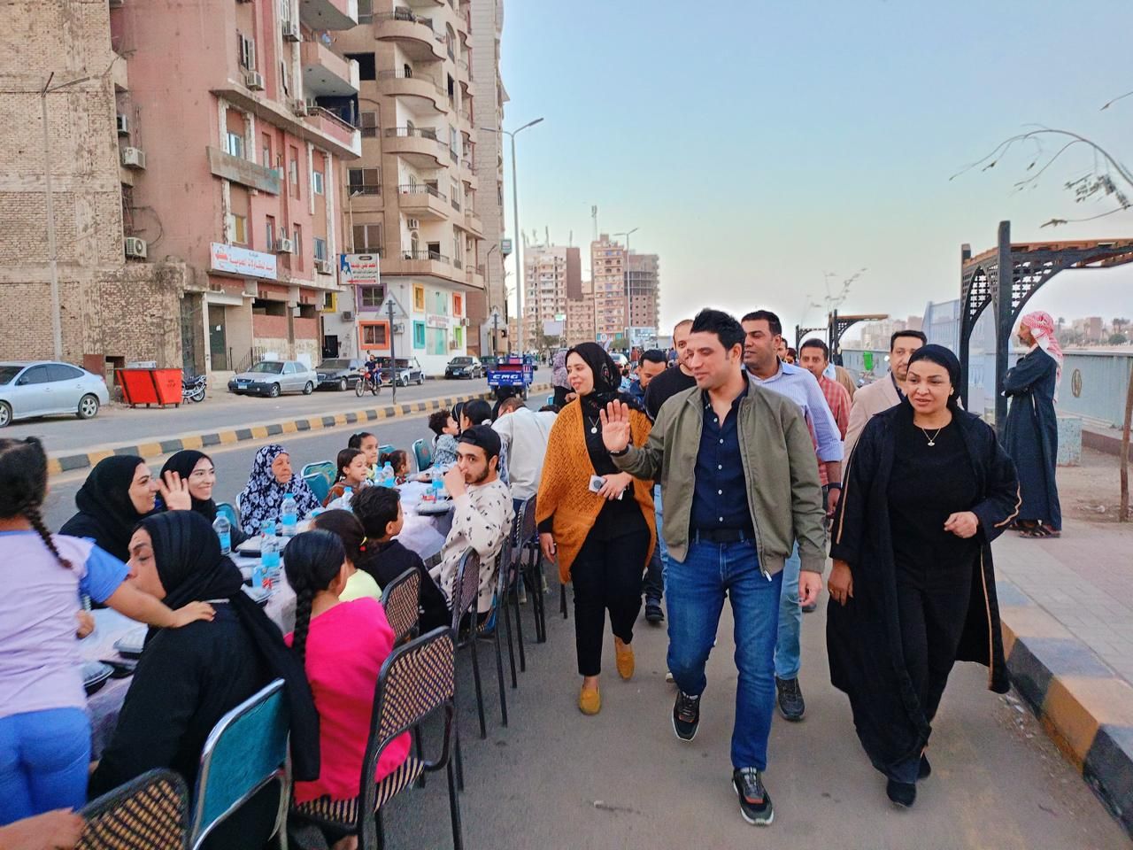 نائب محافظ سوهاج يشارك فى أطول مائدة (2) نائب محافظ سوهاج يشارك فى أطول مائدة (2)