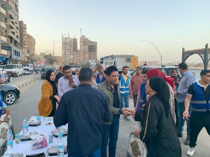 نائب محافظ سوهاج يشارك فى أطول مائدة (1) نائب محافظ سوهاج يشارك فى أطول مائدة (1)